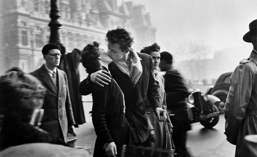 Robert-Doisneau-Le-Baiser-Hotel-de-Ville-Paris-1950